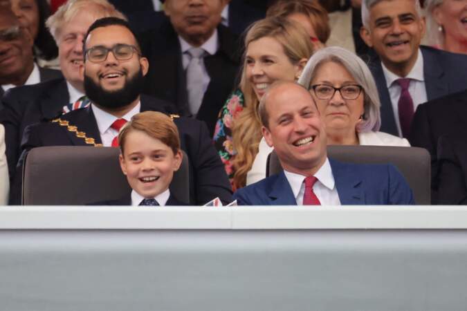 Le prince George et son père, le prince William, lors du concert devant le palais de Buckingham à Londres, à l'occasion du jubilé de platine de la reine d'Angleterre, le 4 juin 2022