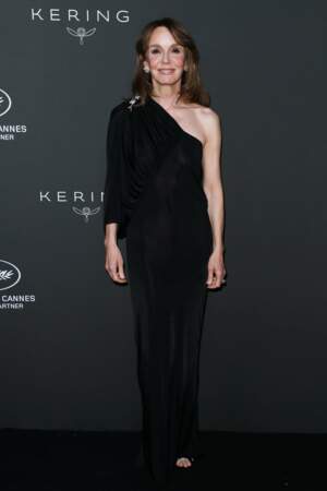 Philippine Leroy-Beaulieu femme fatale dans une longue robe noire one-shoulder lors de la cérémonie des Kering Women in Motion Awards pendant le Festival de Cannes, le 21 mai 2023