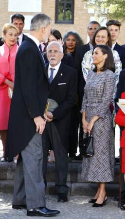 Le roi Felipe regarde avec tendresse sa femme Letizia d'Espagne lors de la remise du Prix "Miguel de Cervantes 2023" à l'auditorium de l'Université d'Alcalá, le 23 avril 2024
