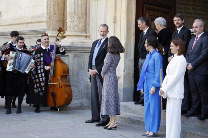 Le roi Felipe et sa femme Letizia complices devant l'entrée de l'auditorium de l'Université d'Alcalá, le 23 avril 2024