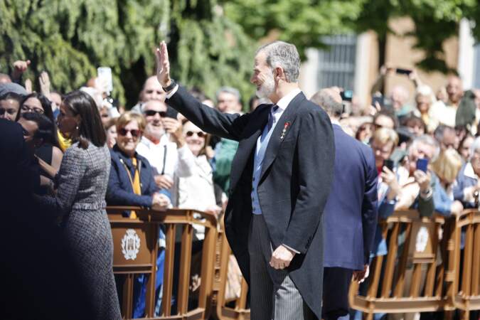 La roi Felipe VI d'Espagne salue la foule après la remise du Prix "Miguel de Cervantes 2023" à l'auditorium de l'Université d'Alcalá, le 23 avril 2024
