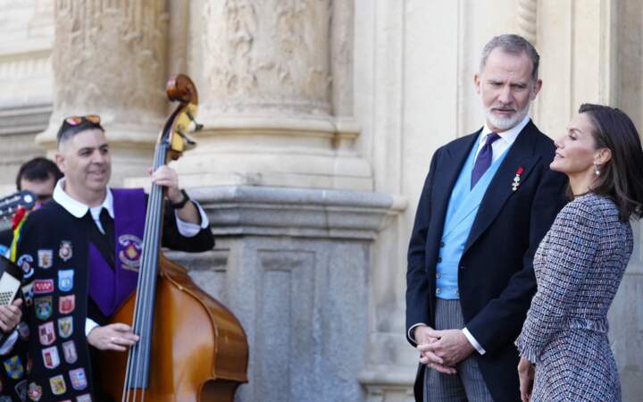 Le roi Felipe et son épouse Letizia d'Espagne échangennt de tendres regards à la fin de la remise du Prix Miguel de Cervantes 2023 à l'auditorium de l'Université d'Alcalá, le 23 avril 2024