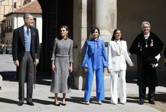 Le roi Felipe et son épouse Letizia d'Espagne posent aux côtés d'Isabel Diaz-Ayuso, présidente de la Communauté de Madrid, Judith Piquet-Flores, maire d'Alcala, et de José Vicente Saz, recteur de l'Université, le 23 avril 2024