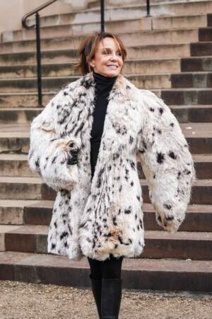 Philippine Leroy-Beaulieu en manteau de fausse fourrure au défilé Schiaparelli haute couture printemps-été 2024 à Paris, le 22 janvier 2024