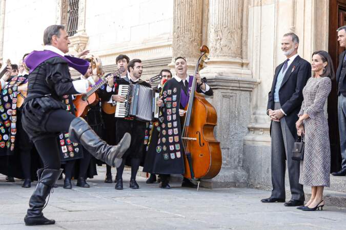 Le roi Felipe et son épouse Letizia d'Espagne suivent avec attention une prestation de danse folklorique sur le parvis de l'auditorium de l'Université d'Alcalá, le 23 avril 2024