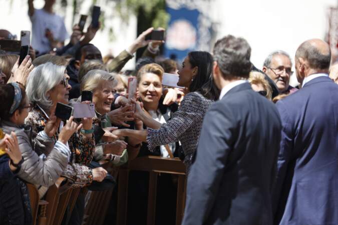 La reine Letizia d'Espagne s'offre un bain de foule après la remise du Prix "Miguel de Cervantes 2023" à l'auditorium de l'Université d'Alcalá, le 23 avril 2024