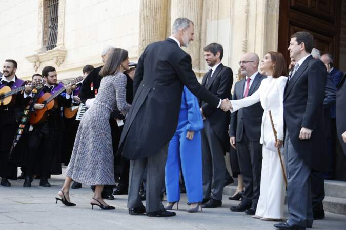 Le roi Felipe et la reine Letizia d'Espagne saluent les membres du jury du Prix "Miguel de Cervantes 2023" à l'auditorium de l'Université d'Alcalá, le 23 avril 2024