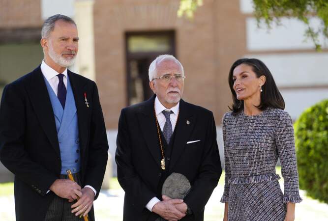 Le roi Felipe et sa femme  Letizia d'Espagne quittent la remise du Prix Miguel de Cervantes 2023 à l'auditorium de l'Université d'Alcalá