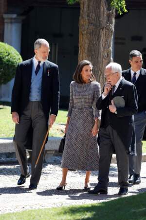 La reine Letizia d'Espagne discute avec Luis Mateo Diez à la fin de la remise du Prix "Miguel de Cervantes 2023" à l'Université d'Alcalá, le 23 avril 2024