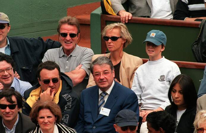 Christine Ockrent et Bernard Kouchner avec leurs fils Alexandre lors de la finale féminine de Roland Garros en 1999.