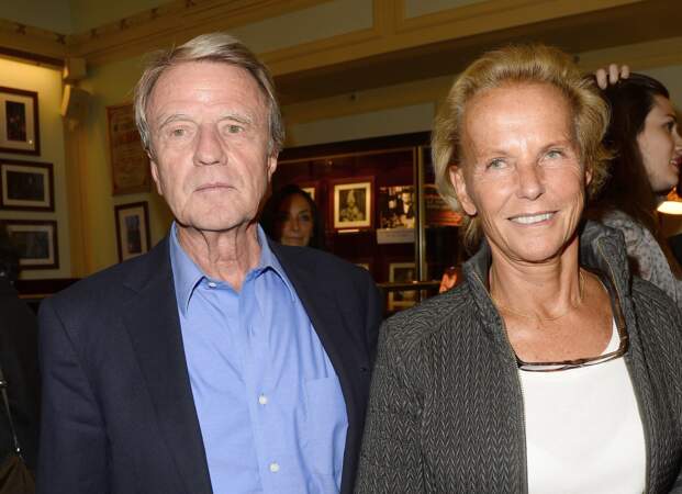 Bernard Kouchner et sa compagne assistent à la pièce de théâtre "Le Mensonge" au théâtre Edouard VII à Paris, le 14 septembre 2015.