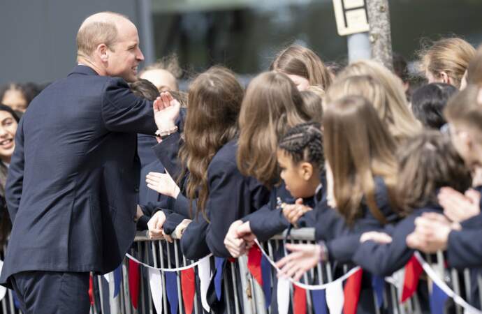 Le prince William a pris le temps de serrer des mains, lors de sa visite des West Midlands, le 25 avril 2024