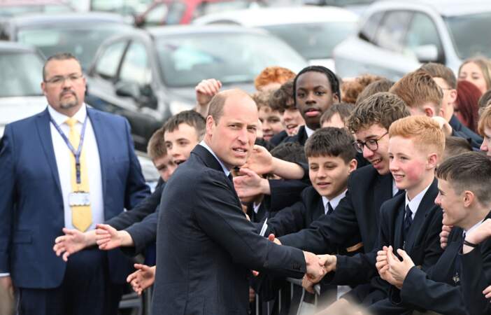 Le prince William s'est fait prendre en photo par la foule qui s'est amassée, le 25 juin 2024, à Birmingham