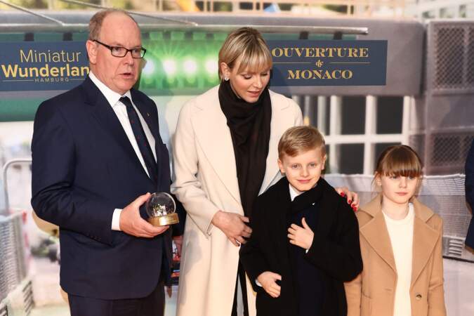 La famille princière de Monaco lors de l'ouverture de la section Monaco au musée Miniatur Wunderland, à Hambourg, le 25 avril 2024