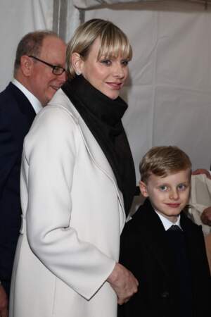 Albert et Charlène de Monaco, avec leur fils Jacques, lors de l'ouverture de la section Monaco au musée Miniatur Wunderland, à Hambourg, le 25 avril 2024