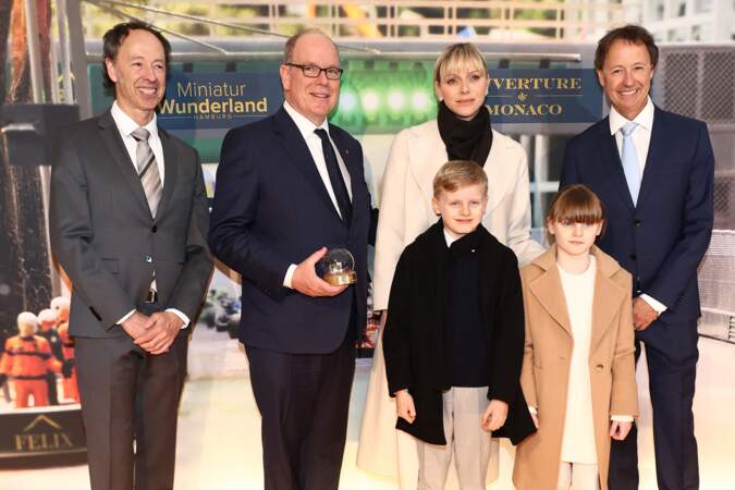 Frederik et Gerrit Braun pose aux côtés de la famille princière de Monaco, lors de l'ouverture de la section Monaco au musée Miniatur Wunderland, à Hambourg, le 25 avril 2024