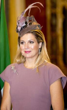 La reine Maxima des Pays-Bas porte un chapeau à plumes