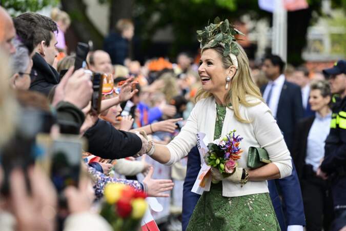 Maxima des Pays-Bas salue la foule présente, lors de la 11ᵉ Fête du Roi 2024 à Emmen, province de Drenthe, le 27 avril 2024 