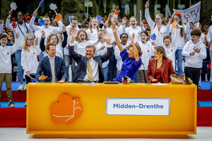 Le roi Willem-Alexander et la princesse Ariane des Pays-Bas, aux côtés du prince Floris et de la princesse Marilene, lors de la 11ᵉ Fête du Roi 2024 à Emmen, province de Drenthe, le 27 avril 2024