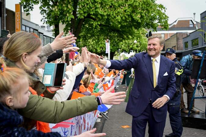 Le roi Willem-Alexander des Pays-Bas salue la foule, lors de la 11ᵉ Fête du Roi 2024 à Emmen, province de Drenthe, le 27 avril 2024 