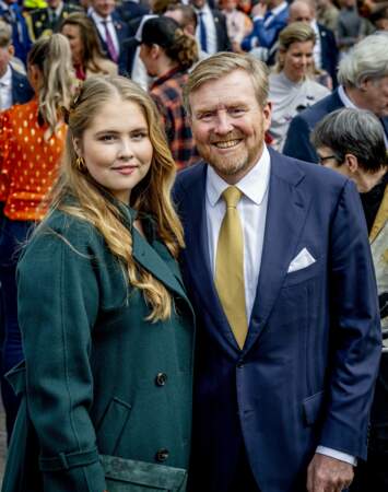 Le roi Willem-Alexander des Pays-Bas et sa fille, la princesse Catharina-Amalia, lors de la 11ᵉ Fête du Roi 2024 à Emmen, province de Drenthe, le 27 avril 2024