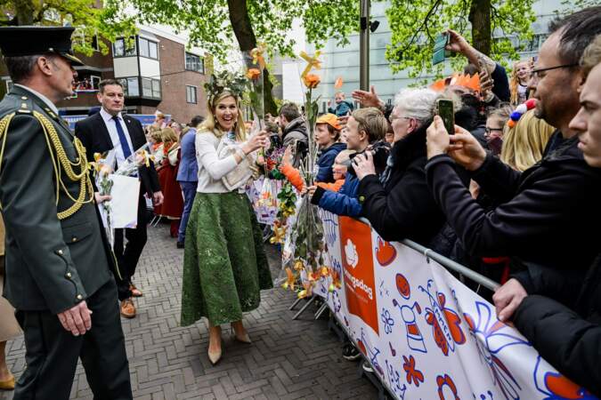 La reine Maxima des Pays-Bas salue la foule, lors de la 11ᵉ Fête du Roi 2024 à Emmen, province de Drenthe, le 27 avril 2024