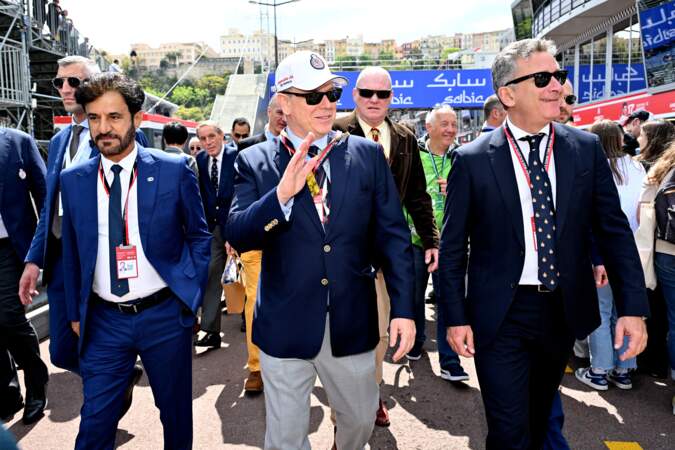 Mohammed Ben Sulayem, le président de la FIA, le prince Albert II de Monaco et Alejandro Agag, fondateur et président de Formula E  à l'occasion du E-Prix 2024, le 27 avril 2024.