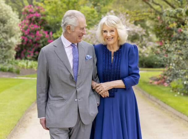 Photo officielle du roi Charles III et de la reine consort Camilla d'Angleterre, dans les jardins du palais de Buckingham à Londres. Un cliché qui a été pris le 10 avril 2024, soit le lendemain de leur 19ème anniversaire de mariage.