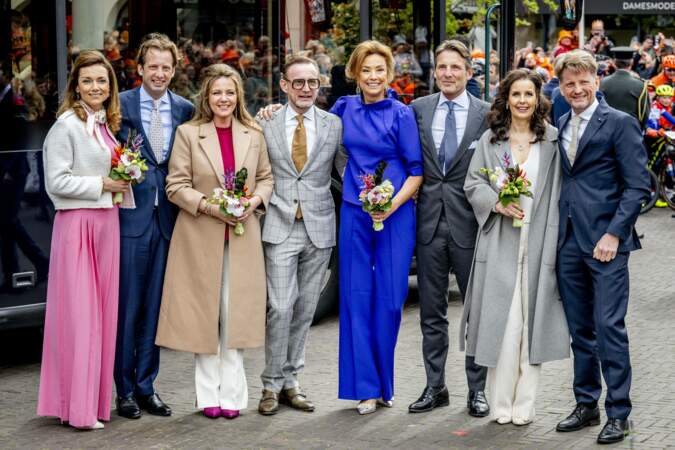 Les princesses Aimee, Annette et Marilene, aux côtés des princes Bernhard, Maurits et Pieter-Christiaan, lors de la 11ᵉ Fête du Roi 2024 à Emmen, province de Drenthe, le 27 avril 2024
