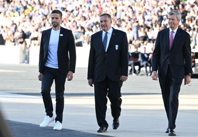 Tony Estanguet et Spyros Capralos lors de la passation de la flamme olympique de la Grèce à la France au stade panathénaïque d’Athènes, en Grèce le 26 avril 2024