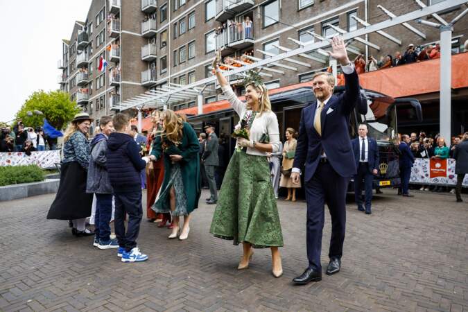 La famille royale néerlandaise tout sourire, lors de la 11ᵉ Fête du Roi 2024 à Emmen, province de Drenthe, le 27 avril 2024 