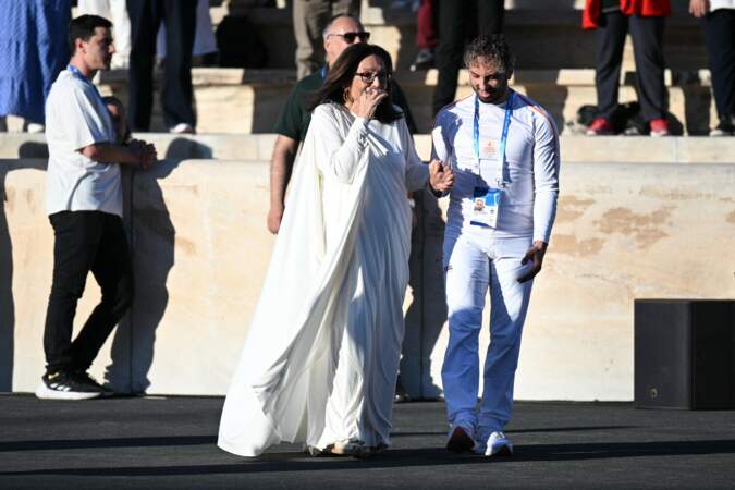 Nana Mouskouri, émue, lors de la passation de la flamme olympique de la Grèce à la France au stade panathénaïque d’Athènes, en Grèce le 26 avril 2024