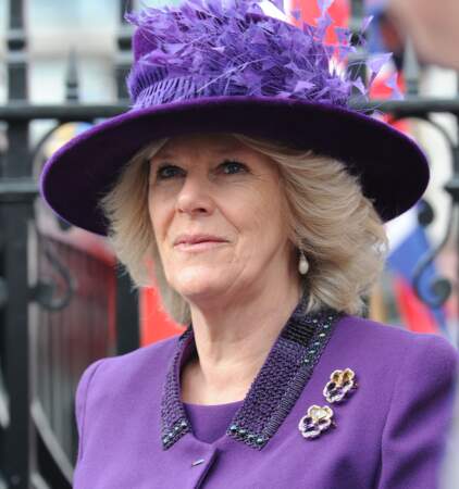 La reine Camilla porte un chapeau violet 