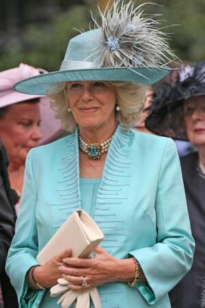 La reine Camilla porte un chapeau bleu à plumes
