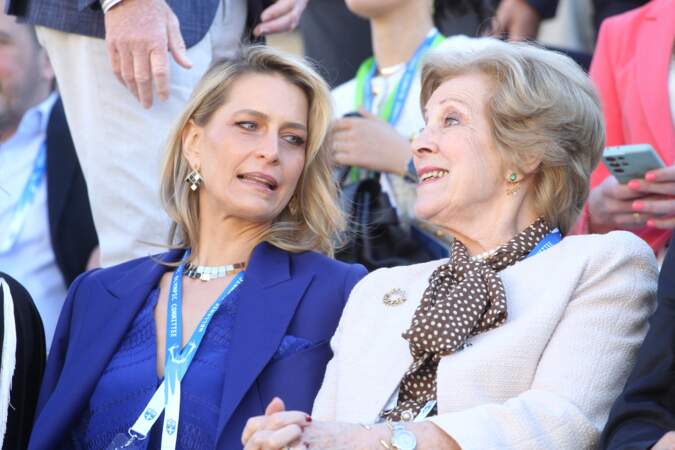 La princesse Tatiana de Grèce et la reine Anne-Marie de Grèce lors de la passation de la flamme olympique de la Grèce à la France au stade panathénaïque d’Athènes, Grèce, le 26 avril 2024. 