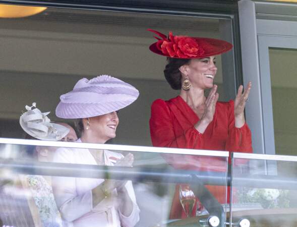 Sophie d'Édimbourg et Kate Middleton portent des chapeaux colorés