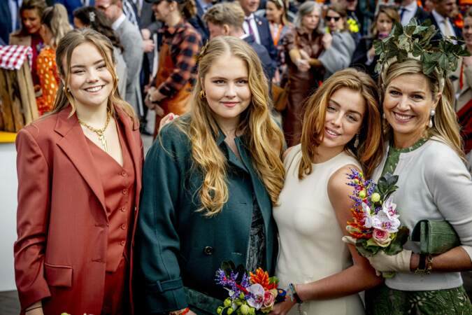 Maxima des Pays-Bas, entourée de ses trois filles, les princesses Catharina-Amalia, Alexia et Ariane, lors de la 11ᵉ Fête du Roi 2024 à Emmen, province de Drenthe, le 27 avril 2024
