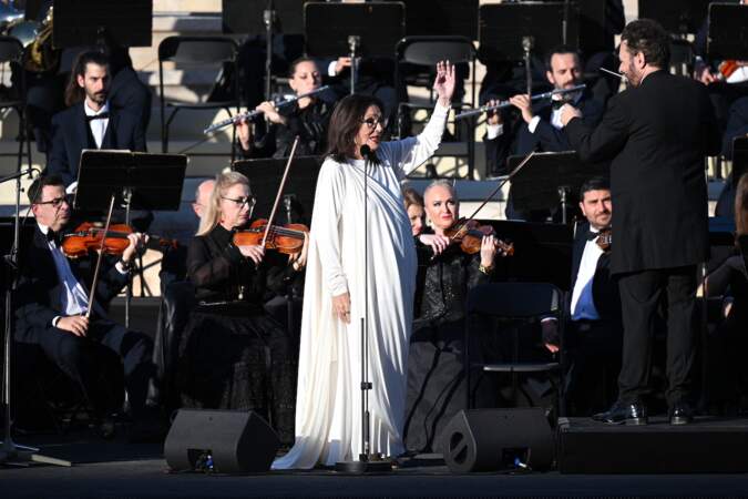 Nana Mouskouri lors de la passation de la flamme olympique de la Grèce à la France au stade panathénaïque d’Athènes, en Grèce le 26 avril 2024