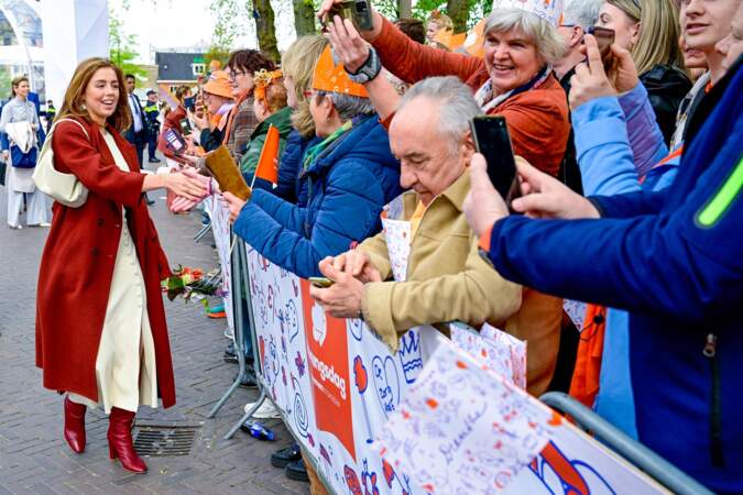 La princesse Alexia des Pays-Bas salue la foule, lors de la 11ᵉ Fête du Roi 2024 à Emmen, province de Drenthe, le 27 avril 2024