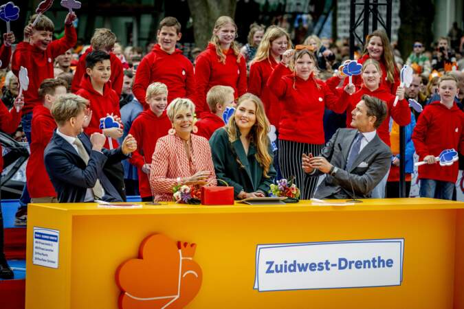 Les princesses Catharina-Amalia et Laurentien, avec les princes Pieter-Christiaan et Maurits, lors de la 11ᵉ Fête du Roi 2024 à Emmen, province de Drenthe, le 27 avril 2024