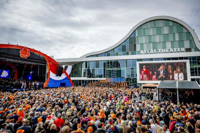 La foule est venue en nombre lors de la 11ᵉ Fête du Roi 2024 à Emmen, province de Drenthe, le 27 avril 2024