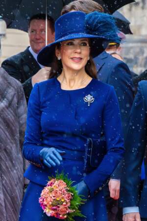 La reine Mary de Danemark porte un chapeau marine