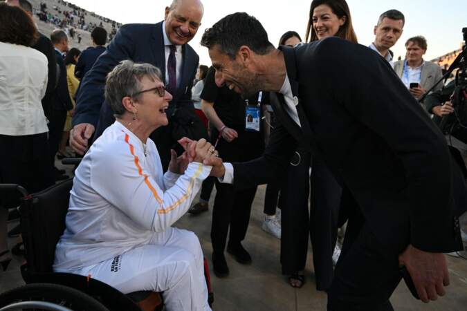 Béatrice Hess et Tony Estanguet lors de la passation de la flamme olympique de la Grèce à la France au stade panathénaïque d’Athènes, Grèce, le 26 avril 2024.