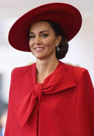 Kate Middleton porte un chapeau rouge