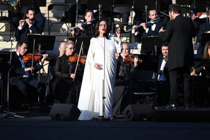 Nana Mouskouri lors de la passation de la flamme olympique de la Grèce à la France au stade panathénaïque d’Athènes, en Grèce le 26 avril 2024
