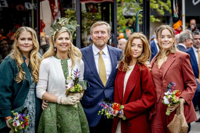 La reine et le roi des Pays-Bas ont pris la pose aux côtés de leurs trois filles, lors de la 11ᵉ Fête du Roi 2024 à Emmen, province de Drenthe, le 27 avril 2024
