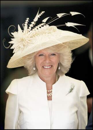 La reine Camilla en chapeau de cérémonie à plumes
