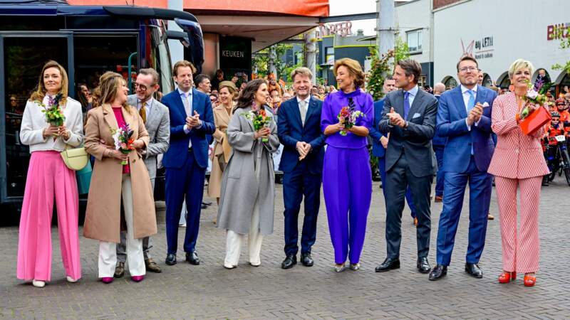 Maxima et Willem-Alexander des Pays-Bas, et leurs filles Catharina-Amalia, Alexia et Ariane, lors de la 11ᵉ Fête du Roi 2024 à Emmen, province de Drenthe, le 27 avril 2024