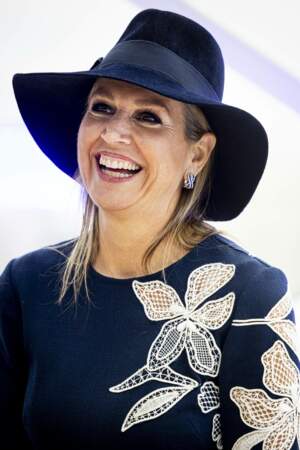 La reine Maxima des Pays-Bas porte un chapeau couleur marine