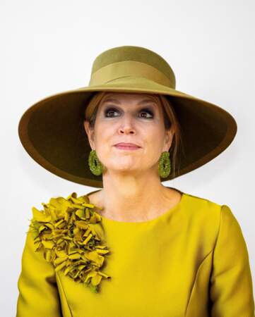 La reine Maxima des Pays-Bas avec un chapeau ocre à larges bords